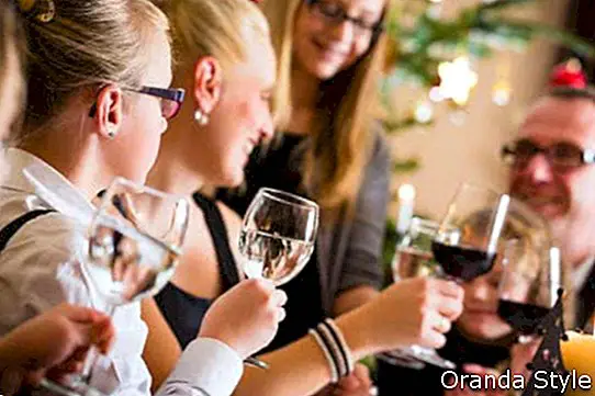 Ibu bapa dan kanak-kanak Jerman bersiar-siar dengan wain dan air pada waktu makan malam Krismas