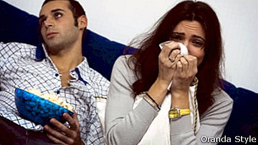 dívka pláče při sledování filmu se svým přítelem