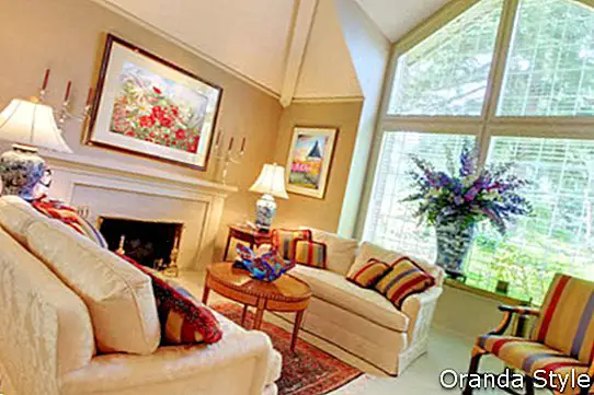 Elegantní luxusní obývací pokoj s krbem a velkým oknem