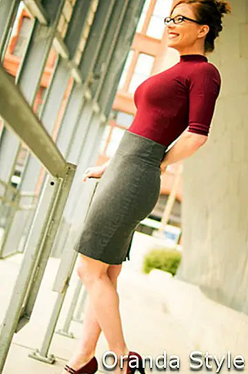 junge Frau in schmeichelhafter Geschäftskleidung posiert im Freien