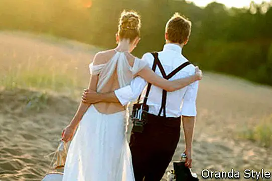 Chúc mừng cô dâu chú rể trên một bãi biển đẹp vào hoàng hôn