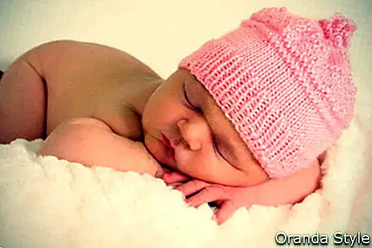 Новородено момиченце в плетена шапка