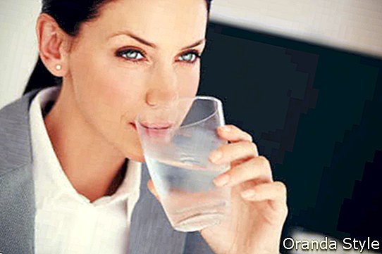 бизнес жена, пиеща чаша вода
