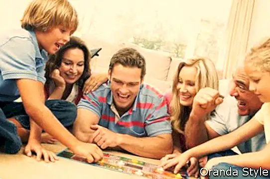obitelj igra na društvenim igrama