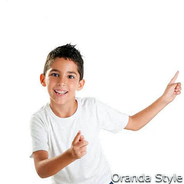 glückliche Kinder scherzen Jungen mit den Fingern oben