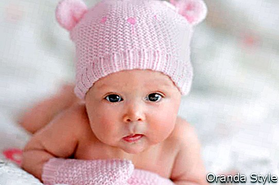 jaundzimuša meitene rozā adītā lāča cepurē