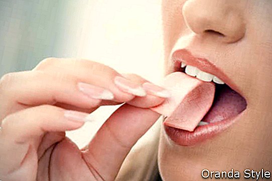 moteris, vartojanti kramtomąją gumą