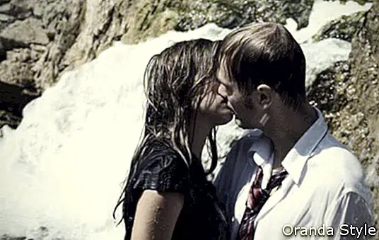 Retrato de una joven pareja besándose