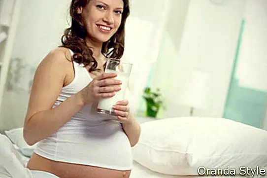 těhotná žena konzumní mléko