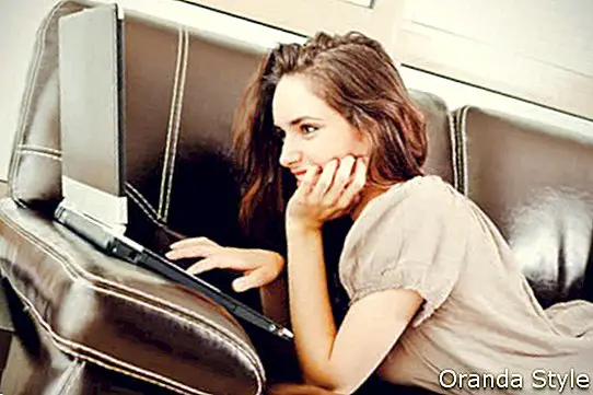 אישה יפה, משתמשת במחשב נייד עדיין דומם