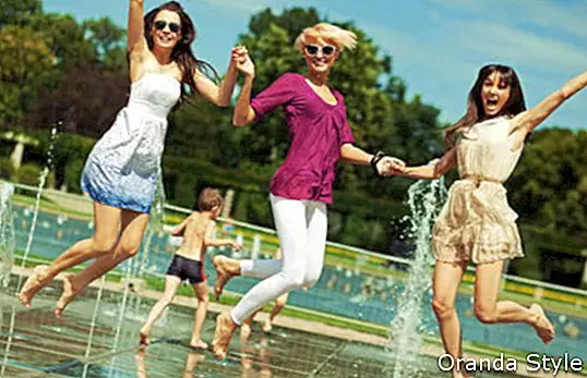 trys moterys mėgaujasi vasaros diena
