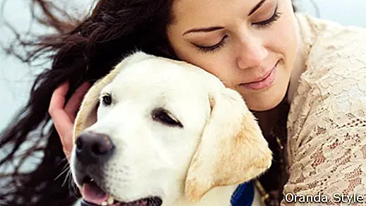 Varför hundar är en kvinnas bästa vän (inte diamanter)