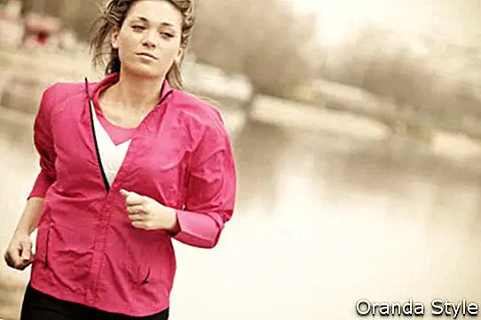 млада жена, тичаща в парк 7