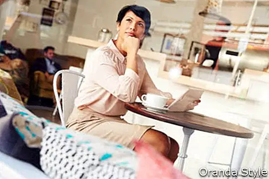 Geschäftsfrau mit digitaler Tablette in einer Kaffeestube