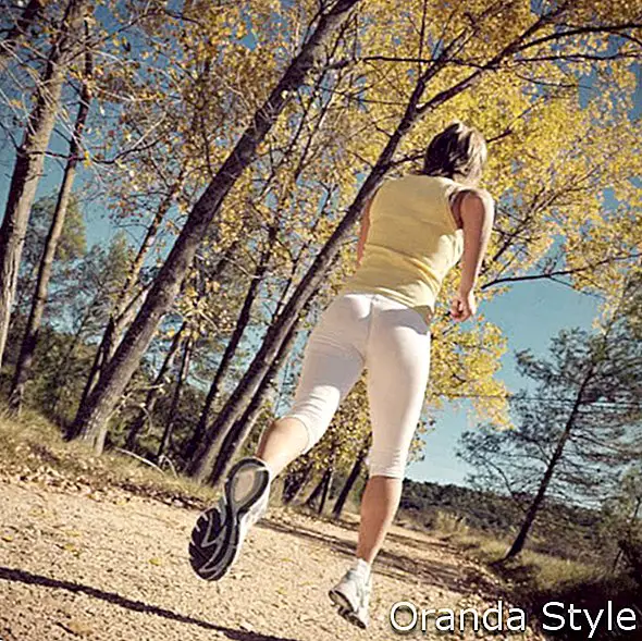 אישה בלונדינית עם ריצה קלה בתסרוקת