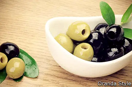 Hoja de olivo y aceitunas