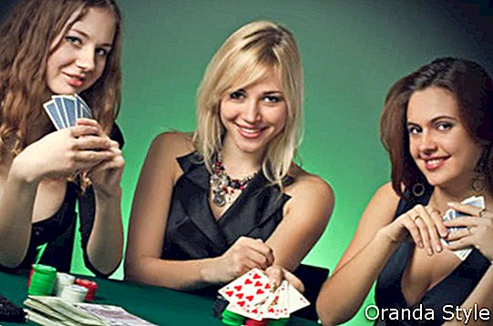 Moterys, žaidžiančios kortomis