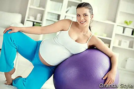 бременна жена упражнява