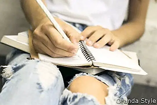 Tüdruk päevikusse kirjutavate raamatutega