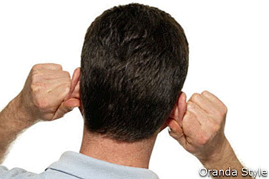 човек виђен са леђа како масира оба ушију рукама истовремено рефлексологијом