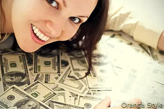 אישה צעירה עם הכסף על רקע לבן