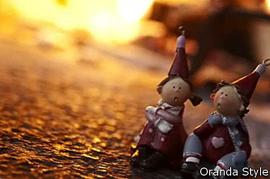marionetas de navidad cerca de una chimenea