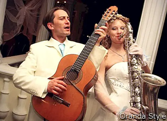 сватбена двойка, свиреща музика