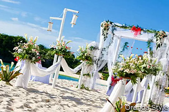 vestuvės-arka ir komplektacija paplūdimyje