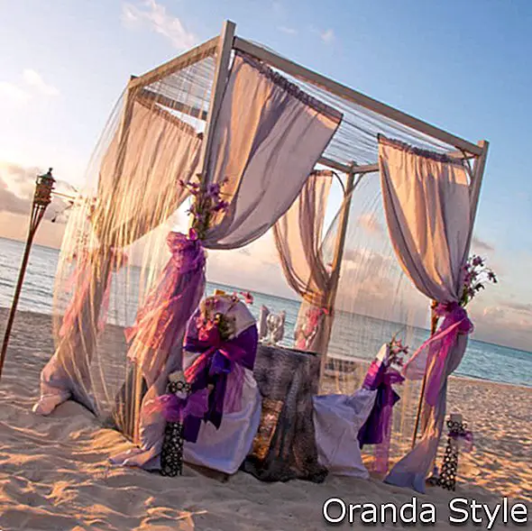 Gražiai dekoruoti-romantiški-vestuvių stalai ant atogrąžų paplūdimys-saulėlydis