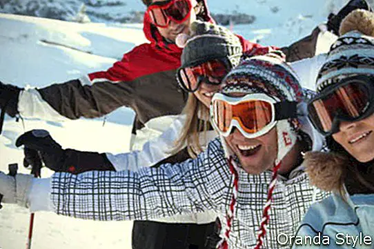 grupo de amigos esquiando