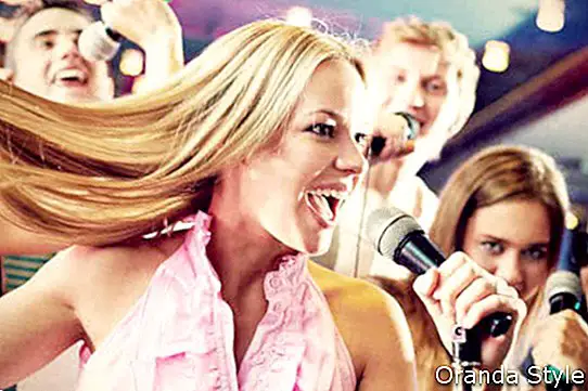 nő énekel a partin