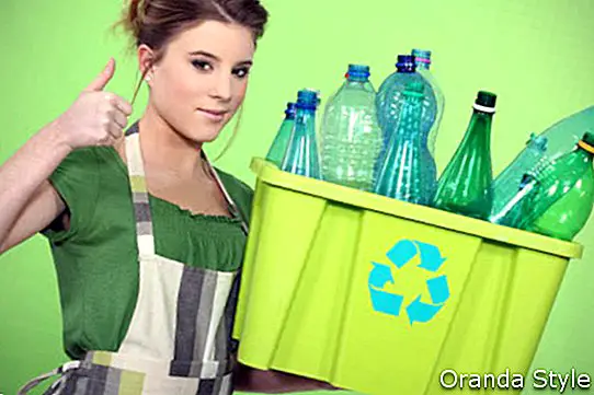 Naine taaskasutab plastikut