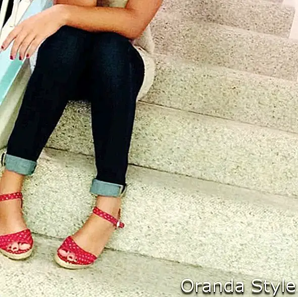 κορίτσι σε παπούτσια polka που κάθεται σε μια σκάλα