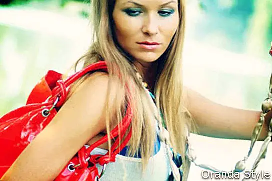 lijepa žena s crvenom torbicom