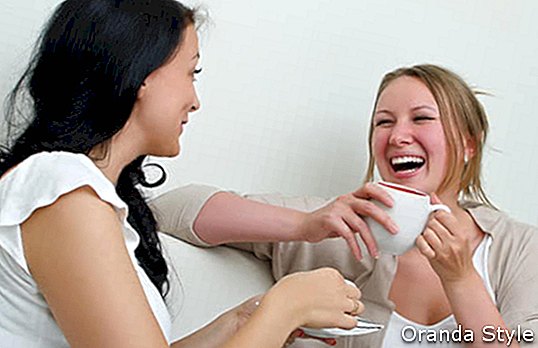 приятели разговарят и пият кафе