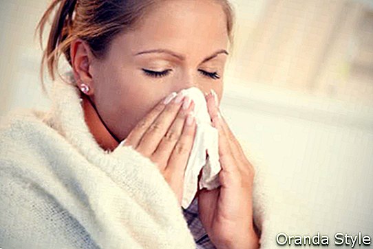 אישה בהריון סובלת מחניקות באף