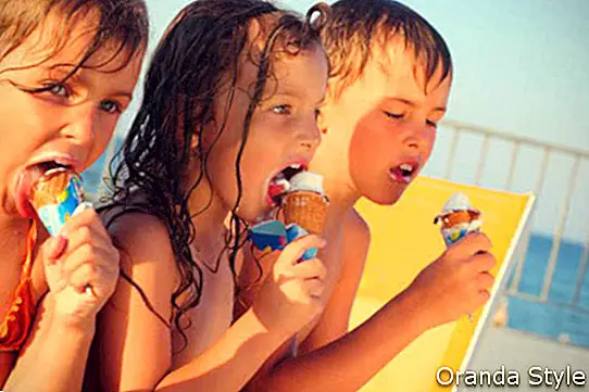 Παιδιά που τρώνε παγωτό