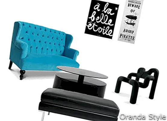 modrý gauč a černý stůl