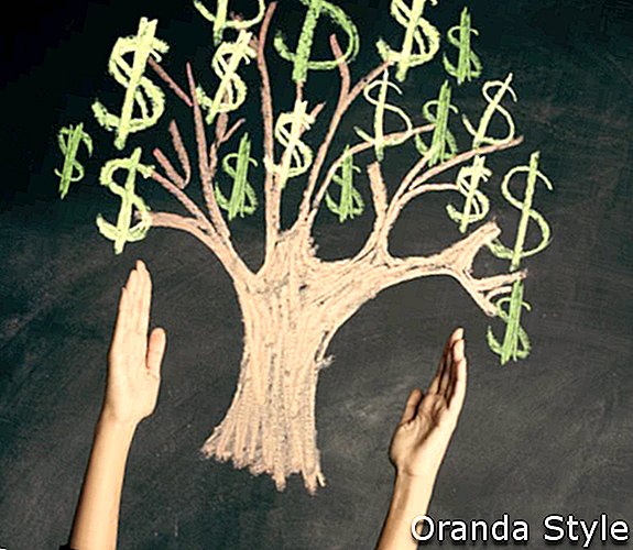 podignute ruke ispred izvučenog stabla novca