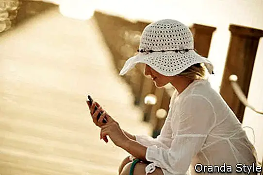 mujer joven al aire libre en verano usando un teléfono celular