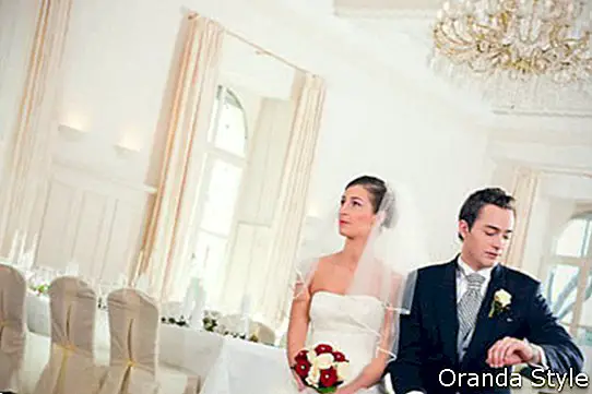 Pasangan pengantin sedang menunggu majlis di sebuah dewan dihiasi