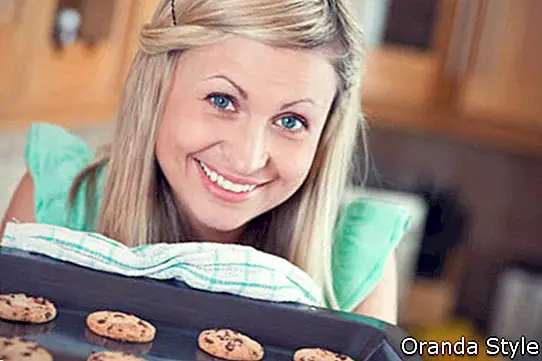 Mujer horneando galletas