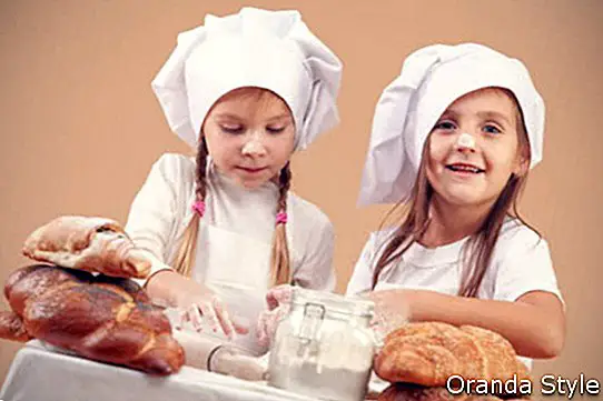 Mladé dívky vaření
