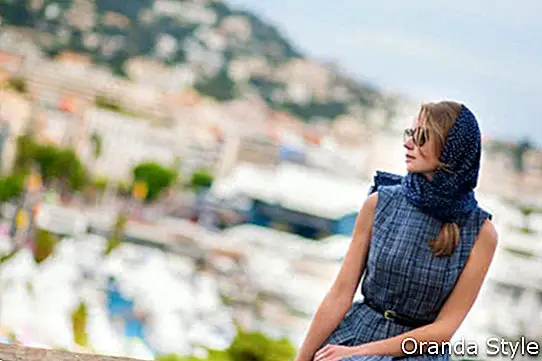 Người phụ nữ trẻ thanh lịch ở phố cổ Cannes