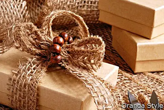 Geschenkverpackungsstillleben mit kleinen braunen Kästen