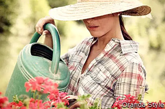 Mujer regando flores