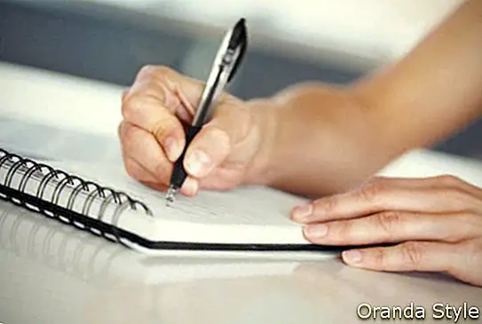 Mujer escribiendo sus gastos