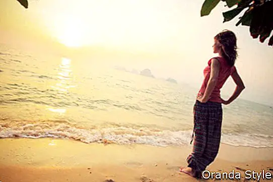 אישה צעירה, להרגע, בחוף טרופי