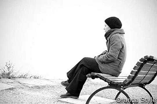 tužna djevojka koja sjedi sama