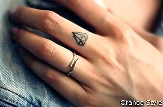 Ideja za umestitev tatoo: Diamantna tetovaža na srednjem prstu